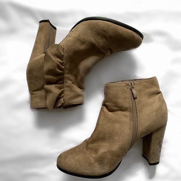 Taupe ruffle accents bootie - Picture 2 of 4